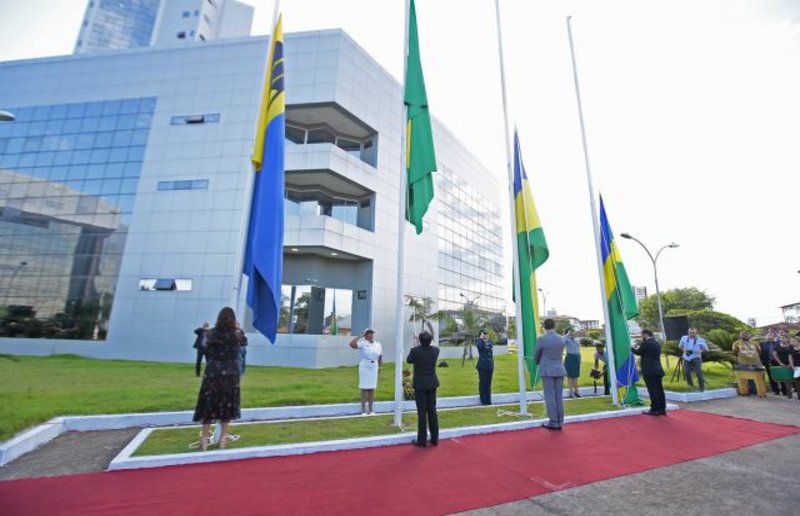 Ato cívico marca primeiro hasteamento da bandeira da Assembleia Legislativa, escolhida via concurso público
