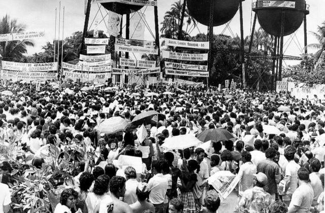 Comício histórico e intrigas