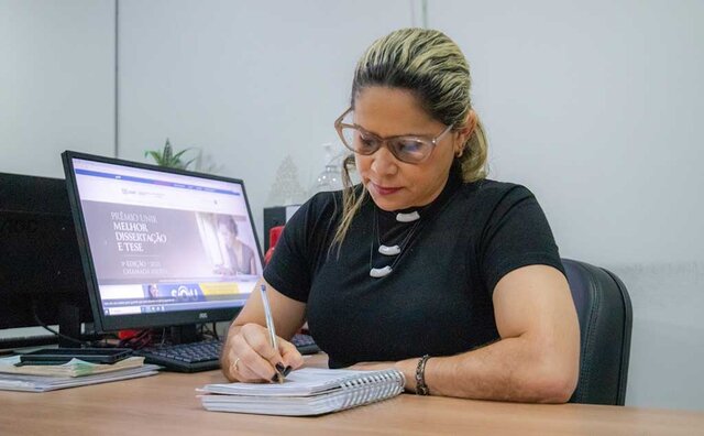 Filha De Pais Analfabetos Celebra A Oportunidade Dada Pela Prefeitura