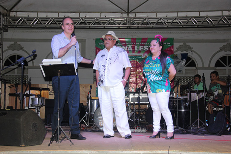 O vereador Allan Queiroz presidiu a seção especial realizada no palco do Calçadão Manelão de entrega da Comenda “Amigo da Cultura de Porto Velho” ao Ernesto.