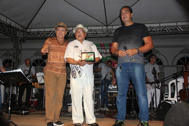 Representando a Funcultural de Porto Velho Eudes Claudino e Tata entregaram a placa de “Tributo ao Menestrel Ernesto Melo”