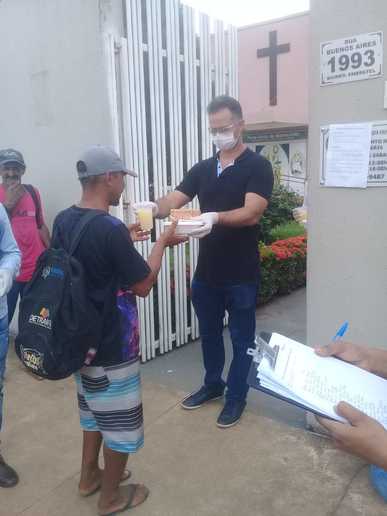 Máscaras e luvas no atendimento de cada um, a rotina de todos os dias