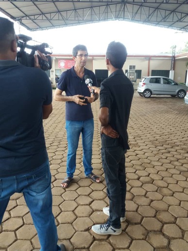 Padre Valdecir explicando o trabalho para a TV