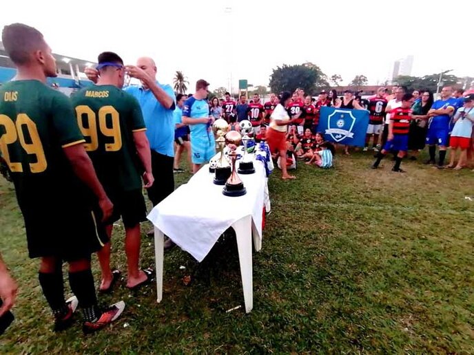 Samir Dias Entorno (União das Barquinhas) coloca medalhas em jogadores do Arvoredo