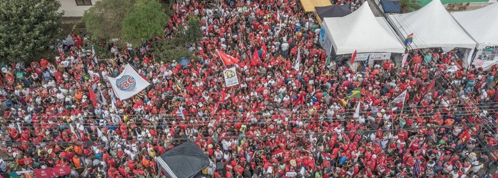 Milhares se reúnem em Curitiba - Gente de Opinião