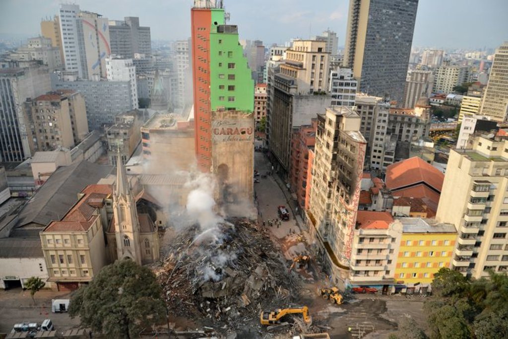 Bombeiros trabalham na busca por desaparecidos e retirada dos destroços do prédio que desabou após incêndio no Largo do Paissandu (Rovena Rosa/Agência Brasil) - Gente de Opinião