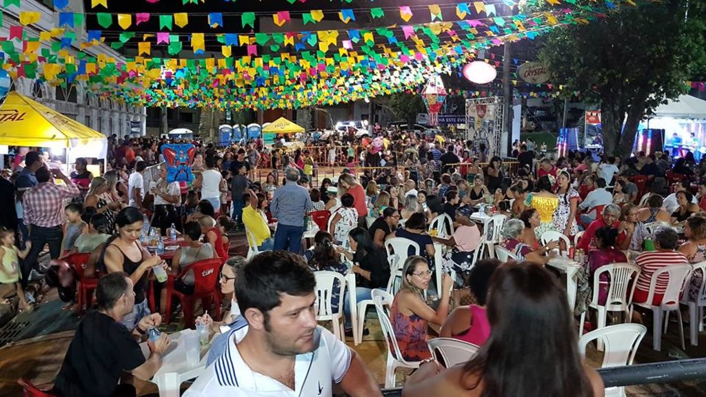 O público literalmente lotou o Calçadão Manelão e ainda dançou o Quadrilhão Improvisado - Gente de Opinião