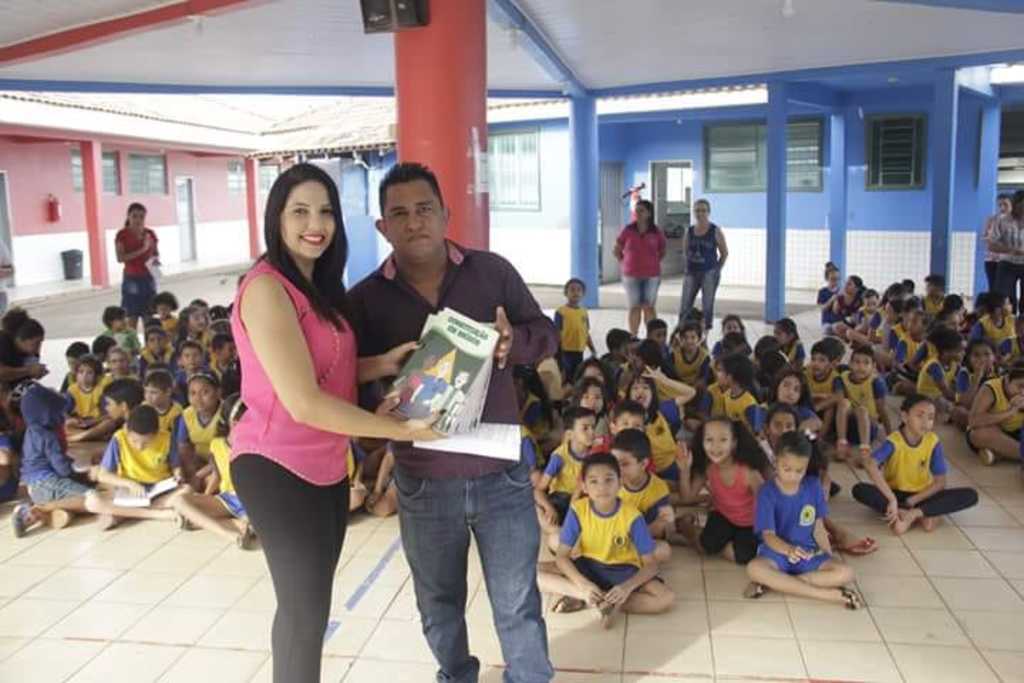 Vereadora entrega Constituição em Miúdos nas Escolas Municipais - Gente de Opinião