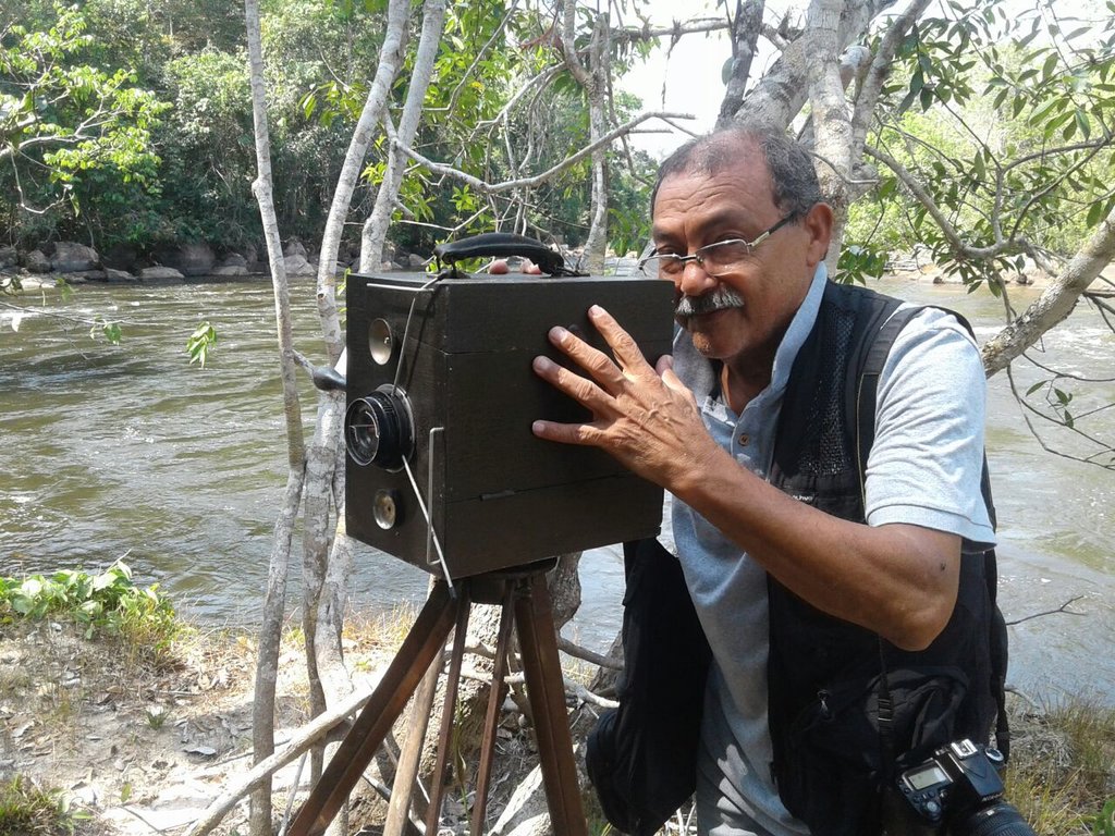  O nosso querido e consagrado fotógrafo, referência em imagens fotográficas em Rondonia, Rosinaldo Machado ou Machado, está anivesariando hoje dia 28 de agosto. Detentor do maior acervo histórico de Rondonia e um vasto arquivo digital do nosso potencial turístico e ecológico. Machadinho não quiz dizer onde vai rolar as geladinhas e nem quantos anos. - Gente de Opinião