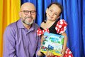 Professor Aleks Palitot doa livros para escola municipal infantil