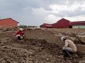 Arqueólogos trabalham na praça da Madeira-Mamoré