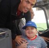 Cristiano Ronaldo manda ônibus de Portugal parar e atende pedido de criança. Assista