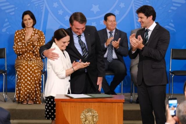 Lenha na Fogueira + Regina Duarte toma posse e diz que  buscará pacificação com o setor cultural - Gente de Opinião