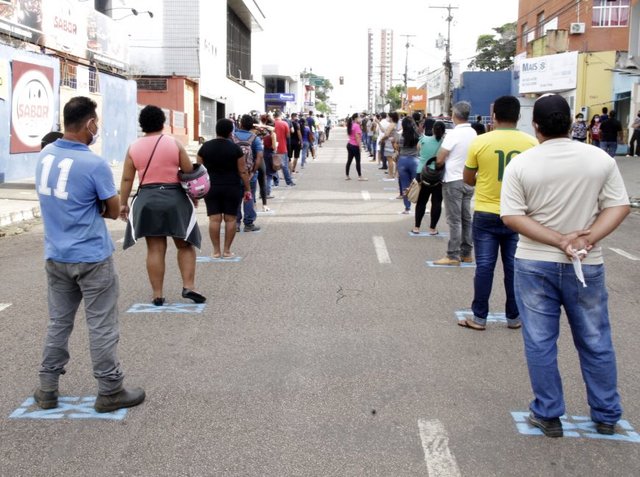 O público que busca atendimento em agências bancárias é orientado a manter distanciamento e fazer uso de máscaras - Gente de Opinião