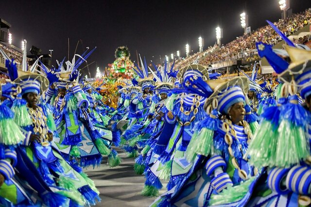 Lenha na Fogueira com a prática de empinar papagaio e o carnaval do Rio e São Paulo - Gente de Opinião