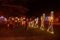 Decoração de Natal atrai famílias em praça de Vilhena para fotos e passeios