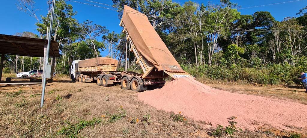 Até o final de 2021, cerca de 4.900 toneladas de calcário serão entregues para mais de 100 produtores de leite da região de Machadinho d´Oeste - Gente de Opinião