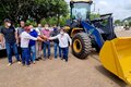 Deputado Lúcio Mosquini entrega máquina Pá Carregadeira e um caminhão 3/4 para o município de Governador Jorge Teixeira