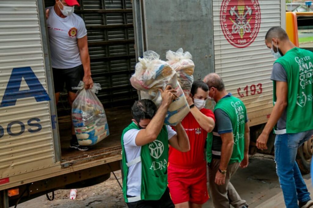 Cestas básicas e kits de material de higiene pessoal e de limpeza doméstica foram levados para as famílias atingidas pela enchent - Gente de Opinião