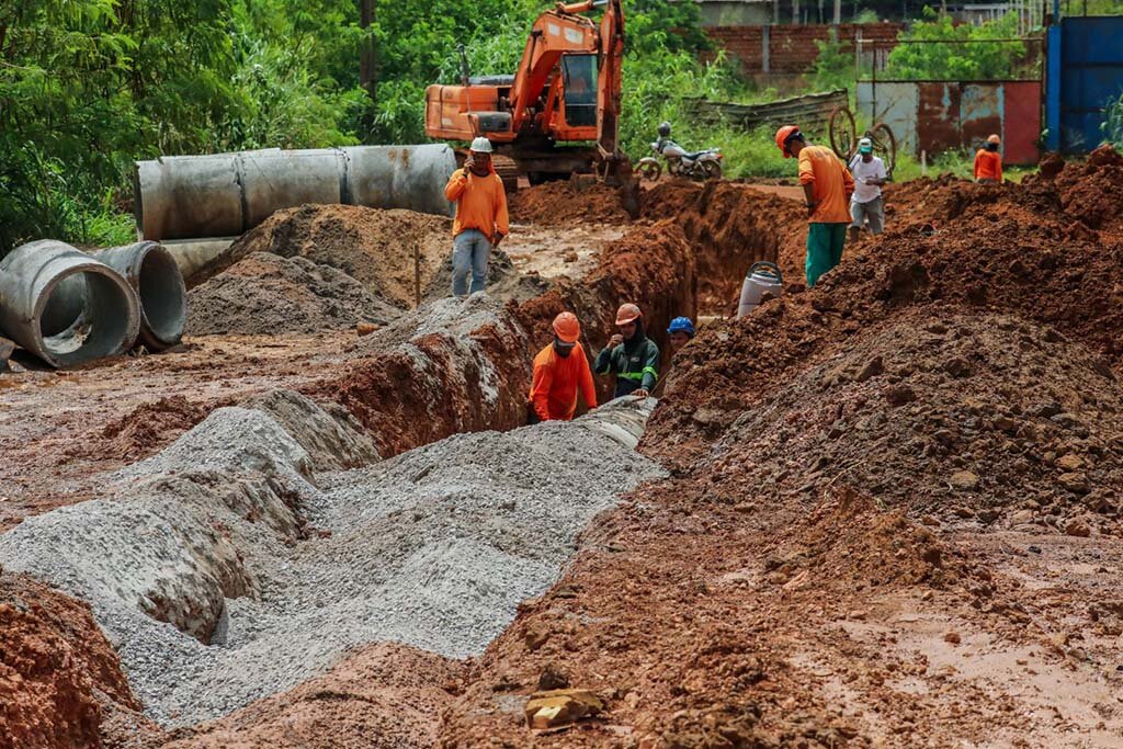 Obras de drenagem e pavimentação são realizadas na localidade - Gente de Opinião