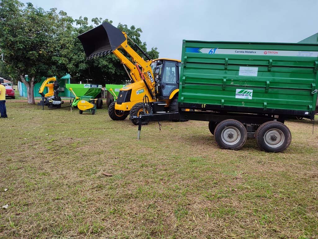 A entrega dos equipamentos e implementos reuniu agricultores, agropecuaristas, extrativistas e a população em geral - Gente de Opinião