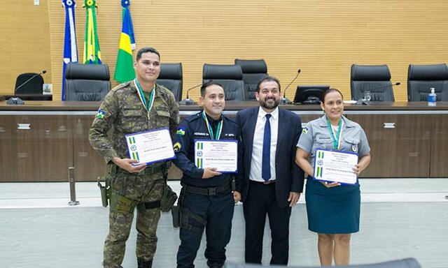 Parlamentar entrega Medalha do Mérito Legislativo a policiais militares  - Gente de Opinião