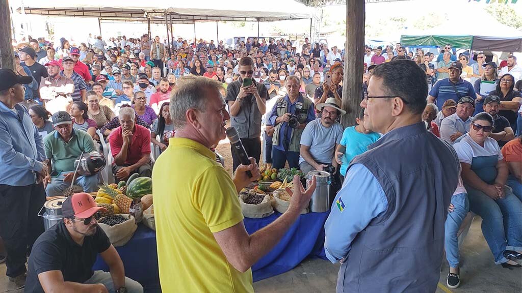 Em Vilhena, Deputado entrega benefícios para atender os pequenos produtores rurais  - Gente de Opinião