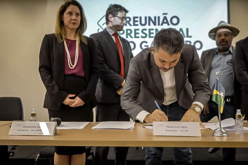 Marcos Rogério firma pacto pela educação para reduzir evasão escolar - Gente de Opinião