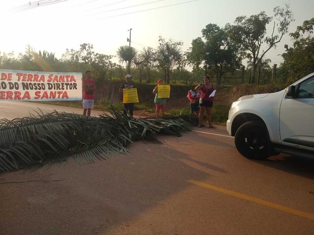 Urgente: moradores da comunidade Terra Santa, em Porto Velho, fecharam a RO 005 KM 13, antiga Estrada da Penal. - Gente de Opinião