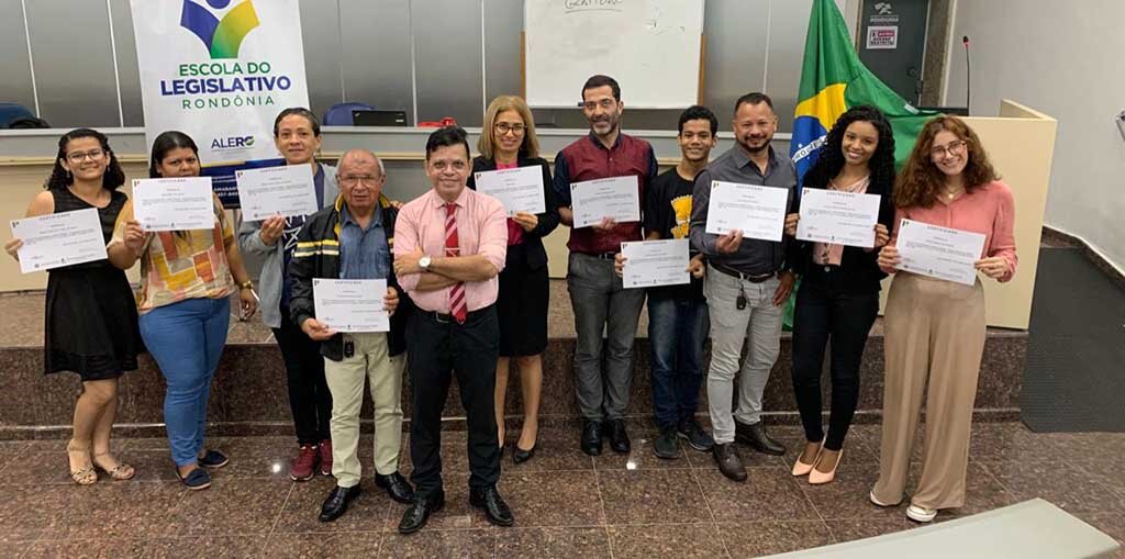 Alunos da Escola do Legislativo recebem certificados de conclusão - Gente de Opinião