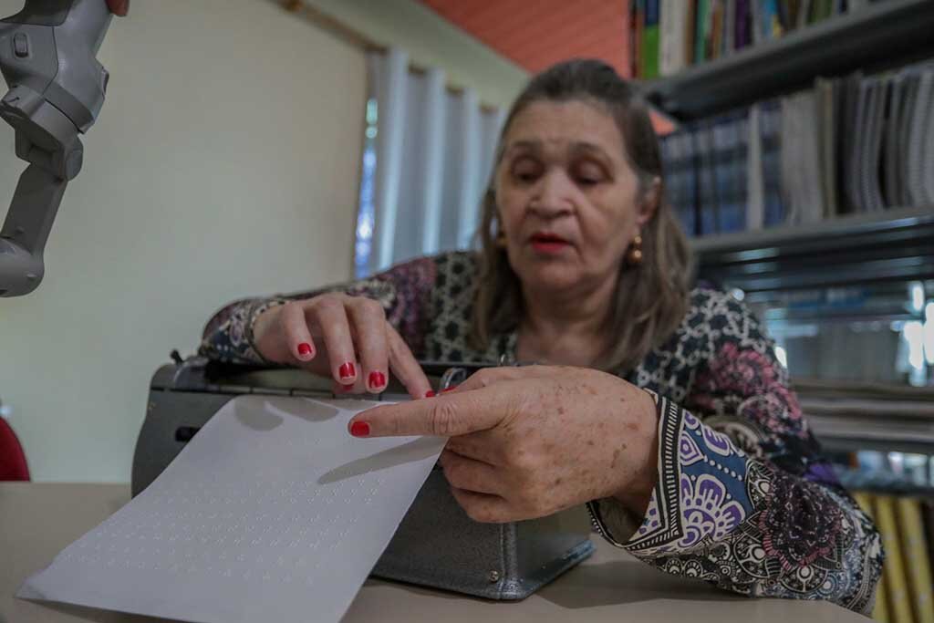 Professora deficiente visual ensina braile como forma de superação - Gente de Opinião