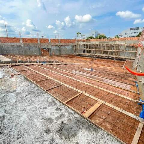 Obra do novo teatro, avaliada em mais de R$ 3,5 milhões, avança muito e já recebe cobertura, recurso é do deputado federal Lucio Mosquini  - Gente de Opinião