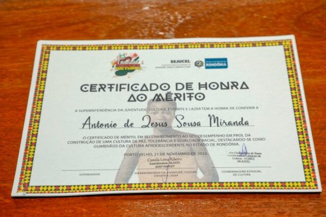 Certificado de defesa da cultura afro-brasileira foi entregue aos homenageados - Gente de Opinião