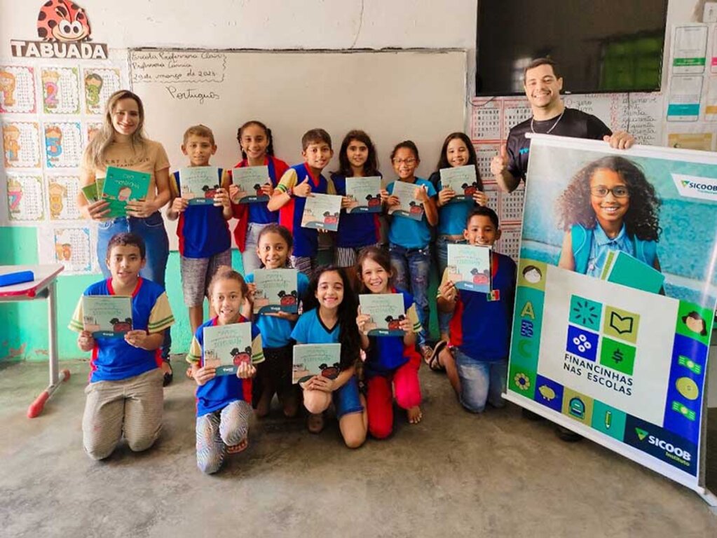 Sicoob Fronteiras distribui mais de 500 livros da Coleção Financinhas aos alunos da rede municipal de Colorado do Oeste - Gente de Opinião