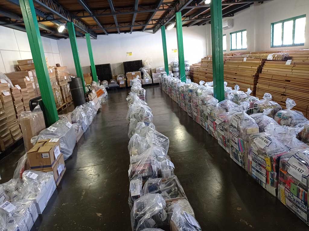 Lotes organizados para visitação no prédio da Coordenadoria de Fiscalização de Mercadorias em Trânsito (Cofimt), em Campo Grande, MS.  (Foto: Rafael Guedes) - Gente de Opinião