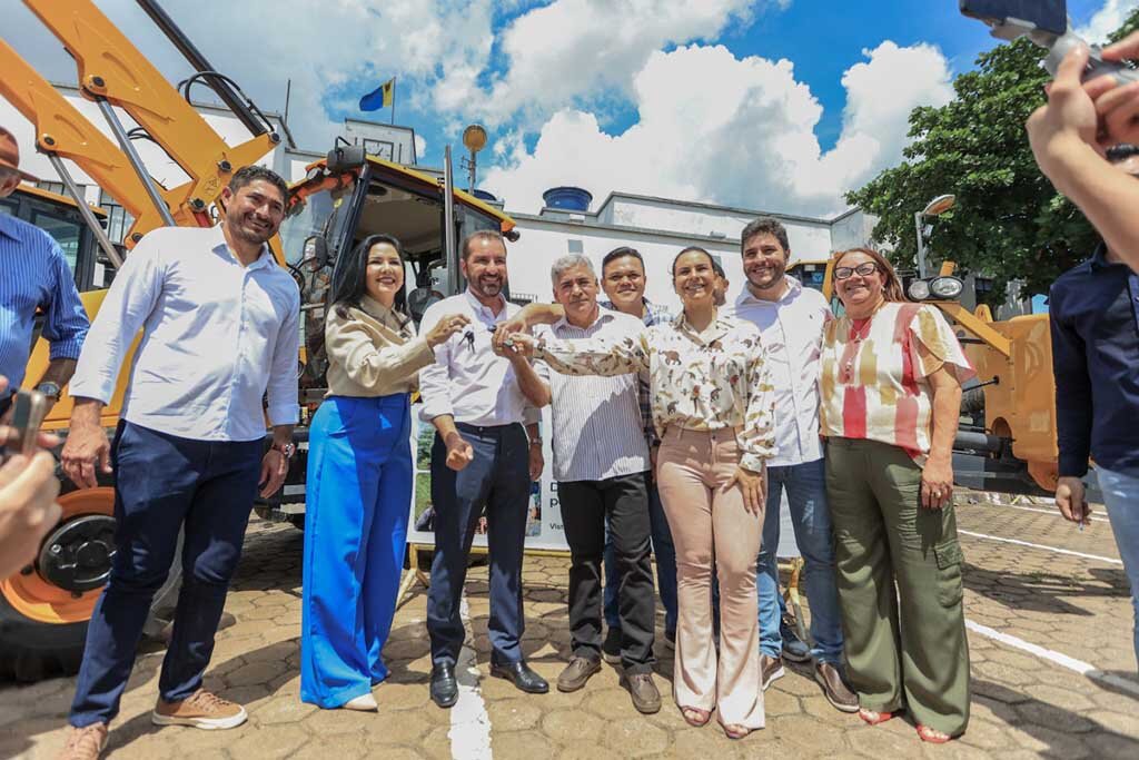 Histórico - Em tempo recorde a deputada federal Cristiane Lopes entrega 3 milhões de reais em maquinário para Porto Velho e seus distritos  - Gente de Opinião