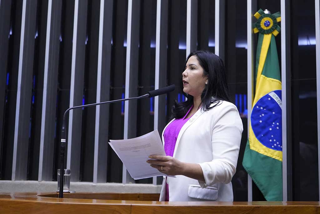 Cristiane Lopes protocolou Projeto de Lei que preconiza o estudo da Constituição Federal - Gente de Opinião