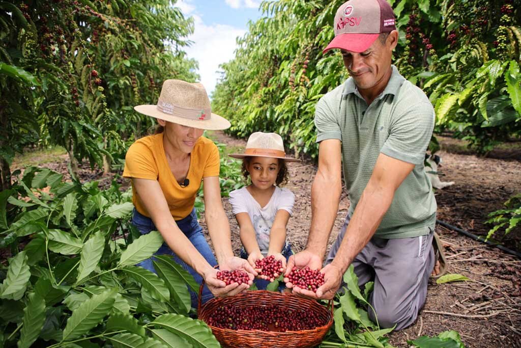 Em sua propriedade, Alessandra Inácio, junto a seu esposo, José Carlos, realizam o trabalho em família no cultivo do café - Gente de Opinião