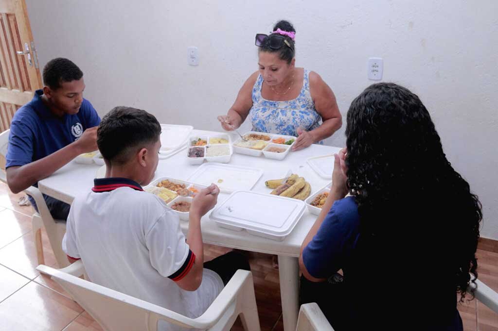 Ao levar seis marmitas do Programa Prato Fácil para casa, a viúva Maria Luíza da Silva consegue alimentar dez pessoas, gastando apenas R$ 12 por dia - Gente de Opinião