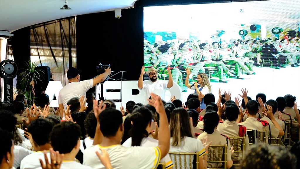 Palestra de Libras empolga estudantes durante visita ao estande da Assembleia na Rondônia Rural Show  - Gente de Opinião