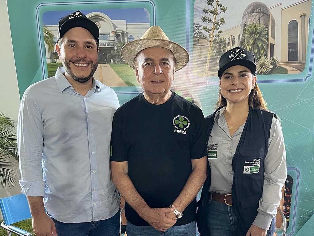 Dr. Aparício Carvalho recebe público e imprensa no stand da FIMCA na 10a Rondônia Rural Show - Gente de Opinião