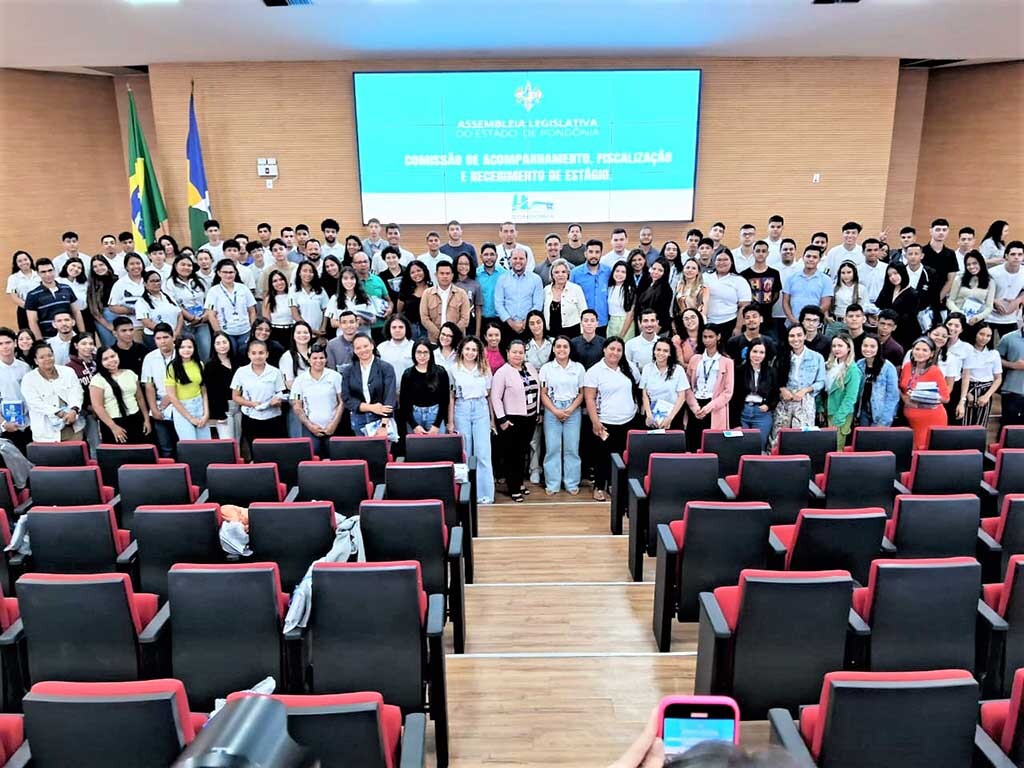 Assembleia Legislativa entrega kit de uniforme e material de trabalho para estagiários  - Gente de Opinião