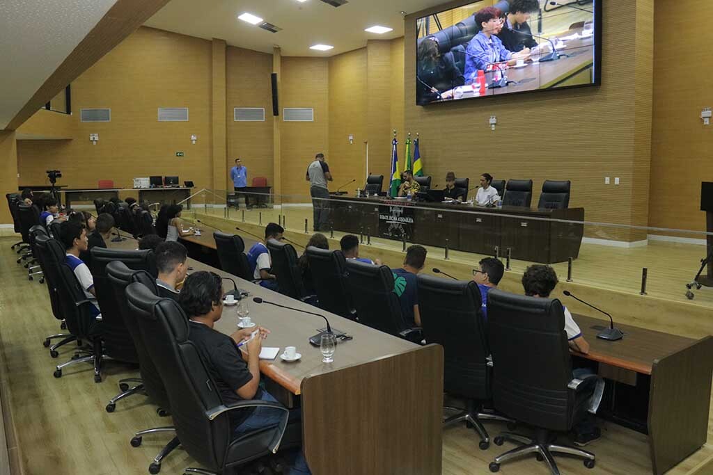 Alunos e professores do Colégio João Bento debatem ideologias na Alero De - Gente de Opinião