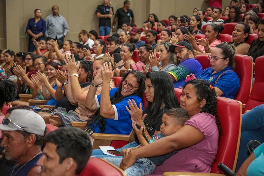 Emoção marcou o sorteio de endereços do Residencial Porto Bello I, realizado no Teatro Guaporé, com a presença de beneficiários - Gente de Opinião