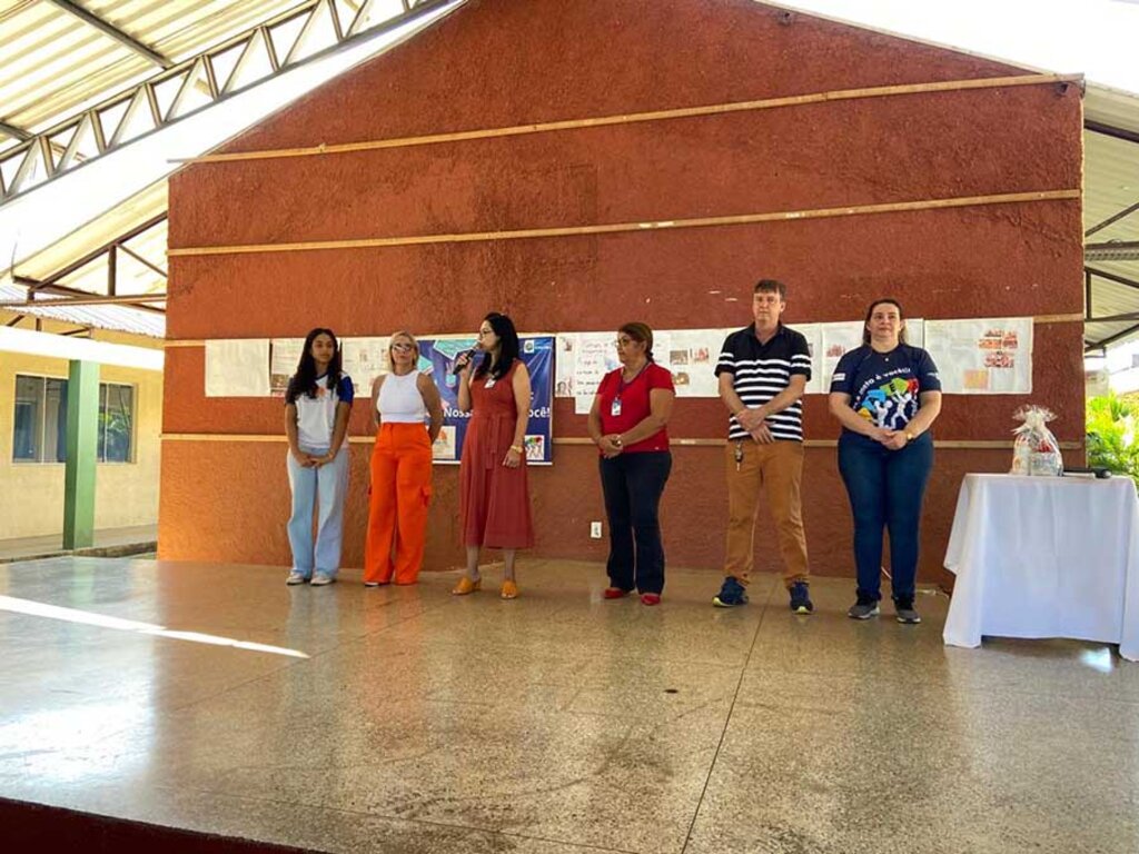 Heloísa recebeu premiação simbólica pela nota mil no pátio da Escola Estadual Heitor Villa-Lobos, em Ariquemes - Gente de Opinião