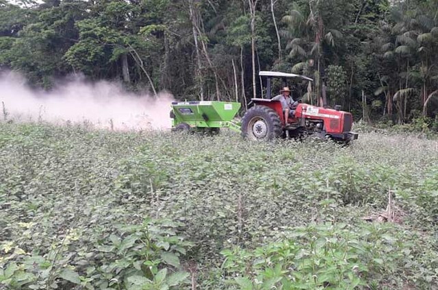 Aplicação do calcário na propriedade do produtor rural Sebastião Neto, em Mirante da Serra - Gente de Opinião