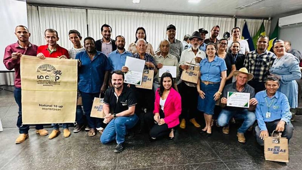 Sessão Solene de Moção de Aplausos é realizada na Câmara de Rolim de Moura para homenagear cafeicultores que foram premiados em concurso nacional e estadual - Gente de Opinião