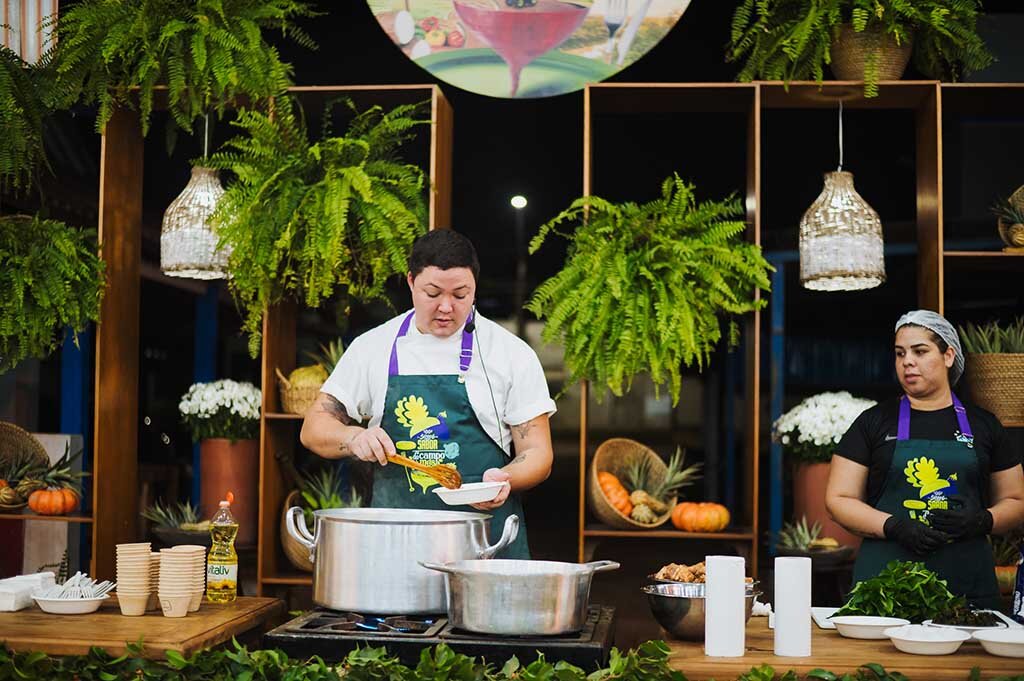 Feira do Produtor do Sicoob Sabor com aula-show do chef Júnior Marinho faz sucesso em Vilhena (RO)  - Gente de Opinião