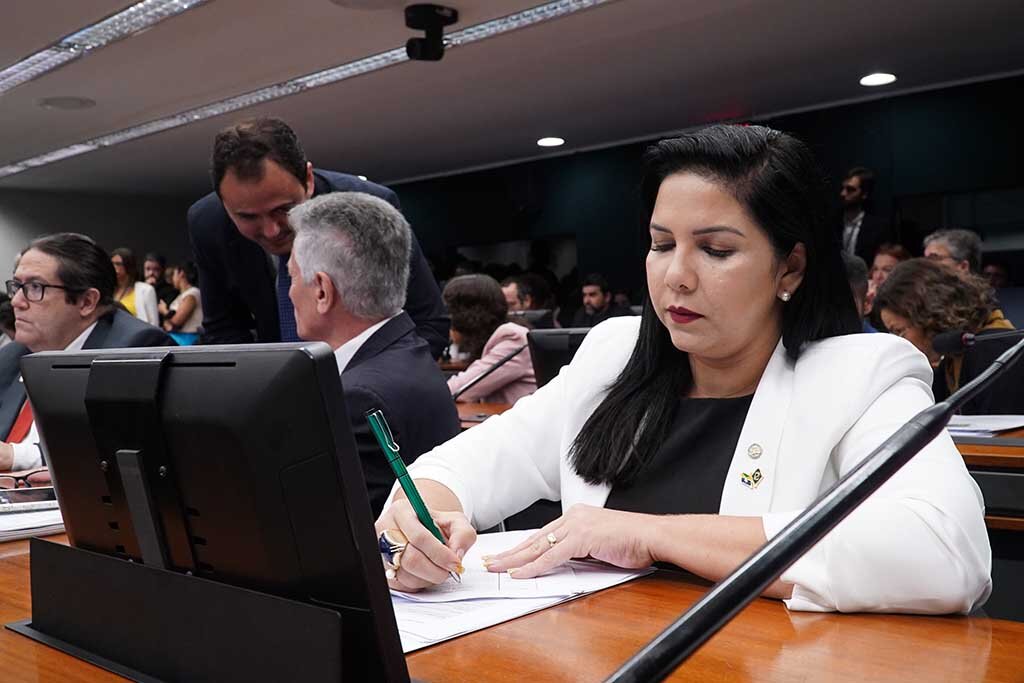 Deputada Cristiane Lopes envia indicação ao poder executivo para manutenção do Programa Nacional de Escolas Cívico-Militares - Gente de Opinião