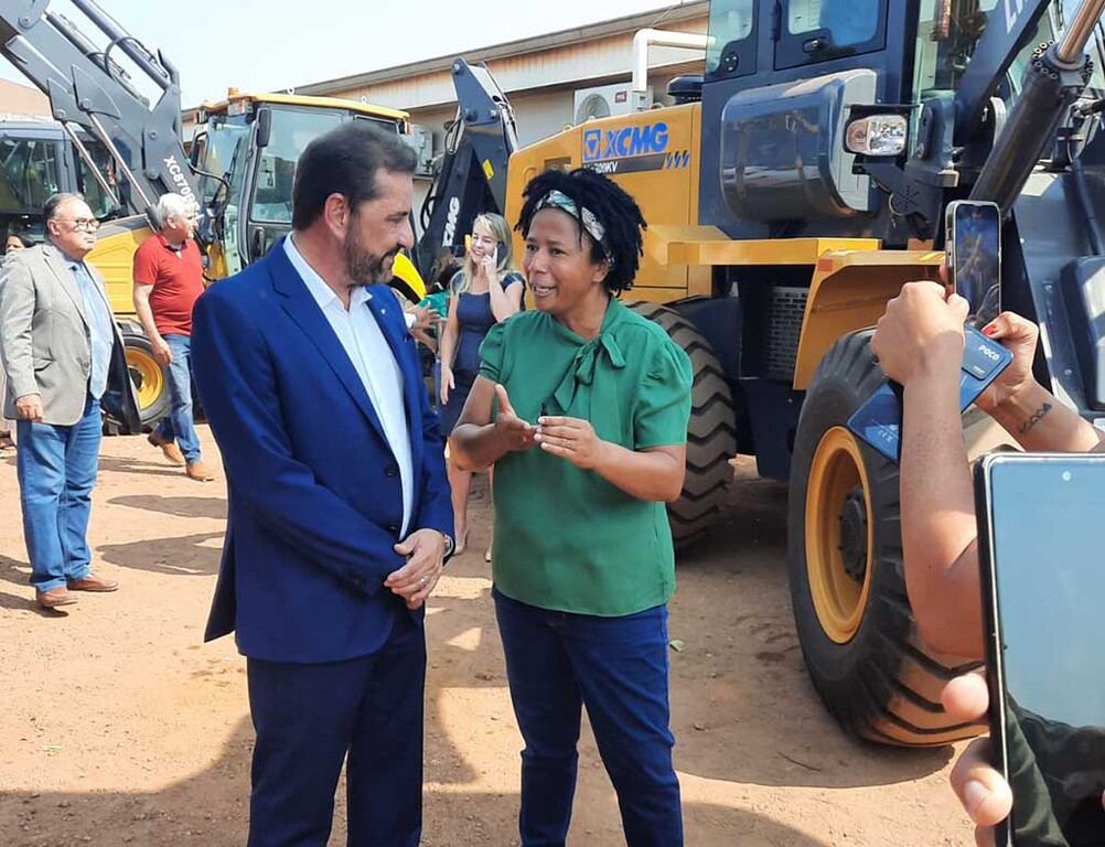 Deputada Sílvia Cristina faz a entrega de maquinário para prefeitura de Porto Velho  - Gente de Opinião